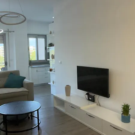 View 3 Bedroom Prime Location Apartment