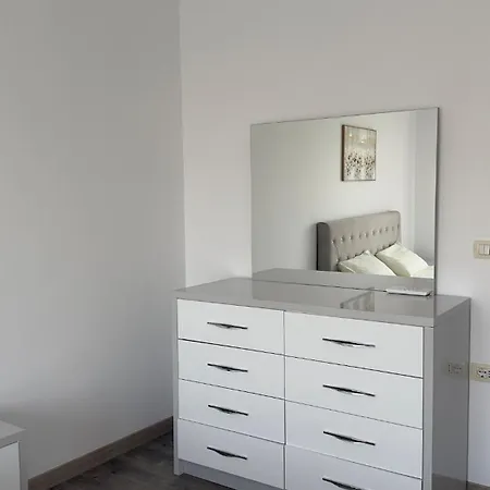 View 3 Bedroom Prime Location * 地拉那