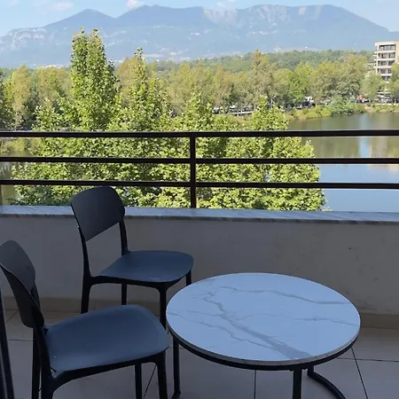 Apartment View 3 Bedroom Prime Location *